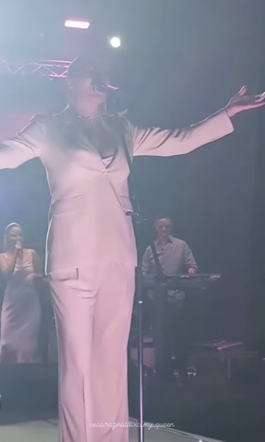 VEČE KOJE ĆU DUGO PAMTITI! Ceca napravila pravi spektakl u Kraljevu: Mesec je noćas sijao najjače (FOTO)