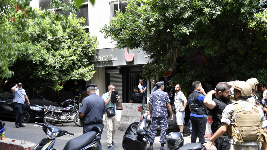 DRAMA U FEDERALNOJ BANCI LIBANA Muškarac drži taoce u zgradi, otkriven i motiv napada! (FOTO)