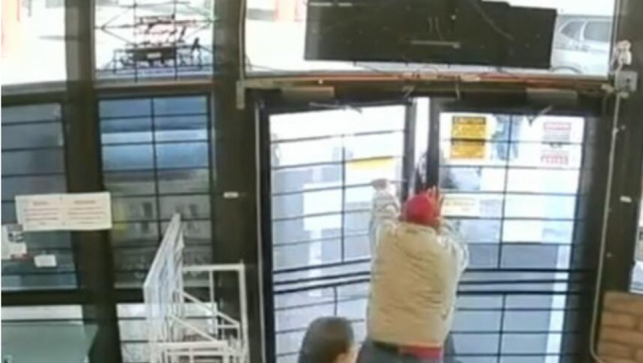 JEZIV PRIZOR! OTMIČAR NAPAO MAJKU SA TROJE DECE Pogledajte herojski podvig rvačkog šampiona koji je savladao monstruma (VIDEO)