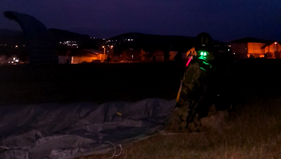SKOKOVI U NOĆNIM USLOVIMA Pripadnici 63. padobranske brigade sproveli obuku borbenih timova (FOTO)