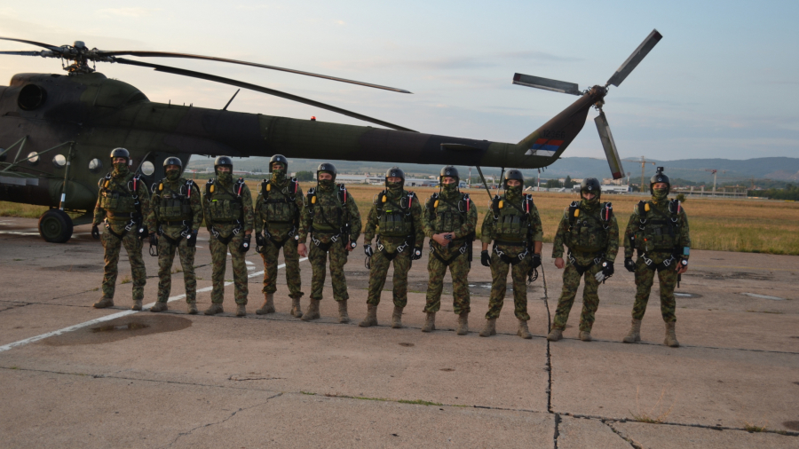SKOKOVI U NOĆNIM USLOVIMA Pripadnici 63. padobranske brigade sproveli obuku borbenih timova (FOTO)