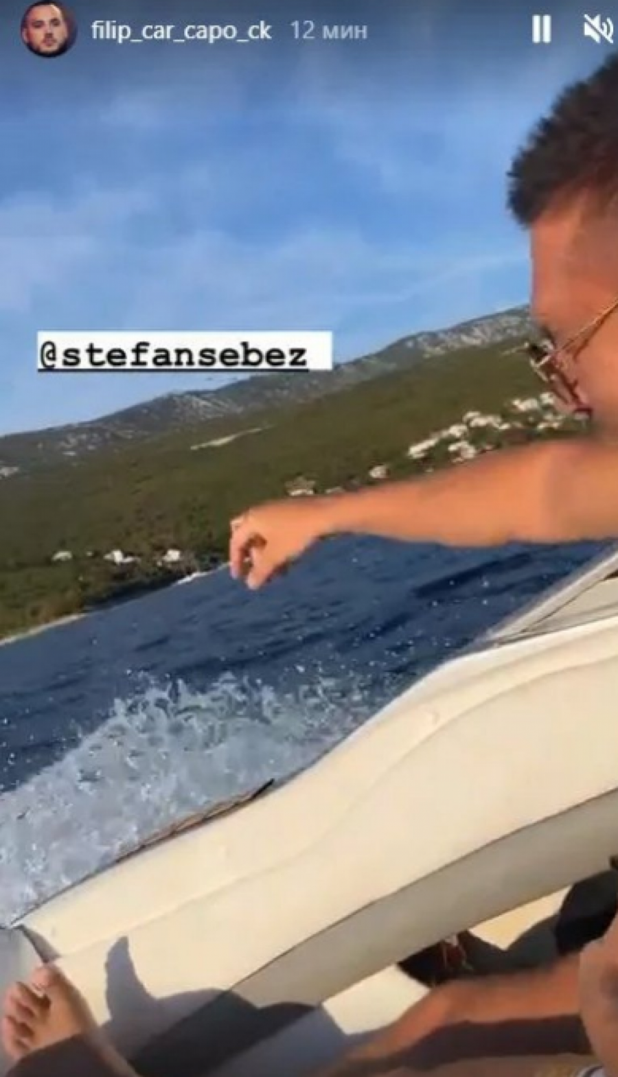 UŽIVA NA JAHTI, A PORED NJEGA... Filip Car dane provodi na moru, a evo sa kim uživa u luksuzu