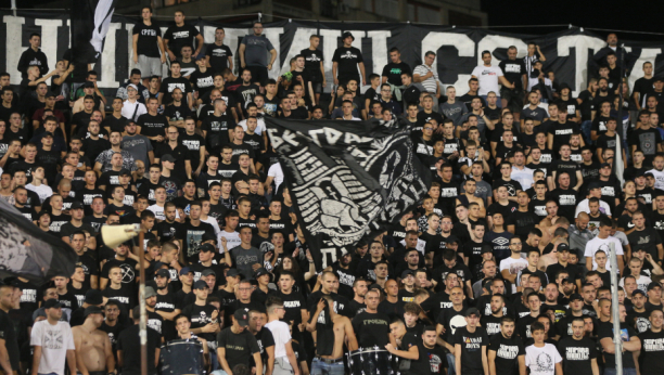 LUDNICA U HUMSKOJ Maltežani uživaju na stadionu Partizana, doveli trubače