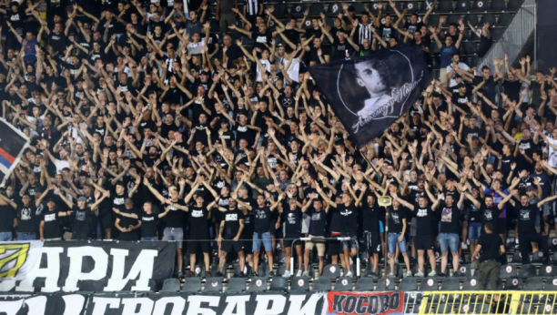 POSTROJAVANJE Nikad mučnije scene, maskirani navijači nisu dali igračima Partizana da odu u svlačionicu, skidali im dresove... (VIDEO)