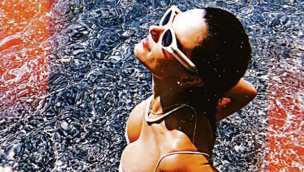 KEŠIRALA 20.000 EVRA ZA DESET DANA U BUDVI Brazilska manekenka Alesandra Ambrosio boravi u luksuznom kompleksu na primorju