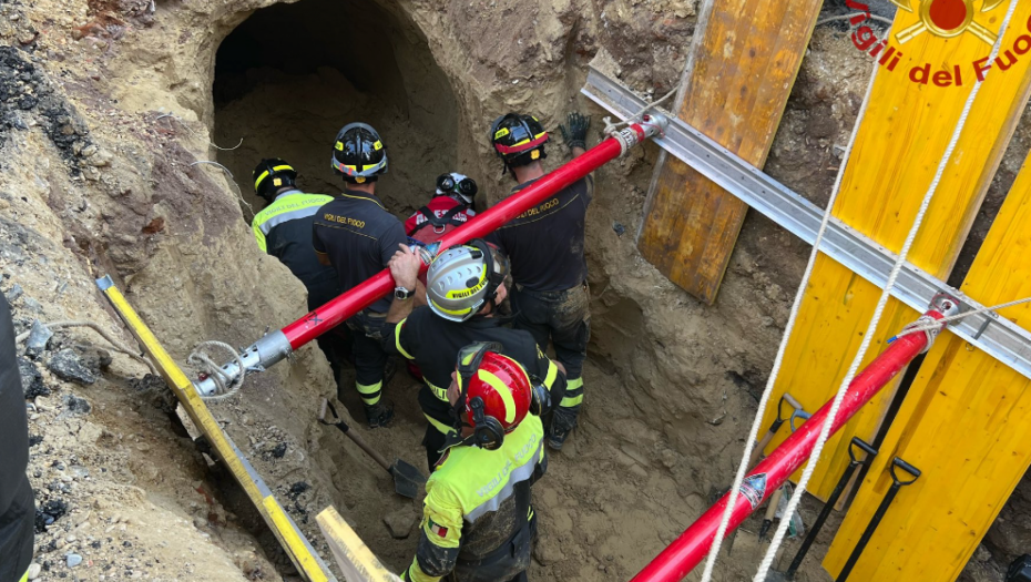 NA MLADIĆA SE OBRUŠIO TUNEL, HTEO DA OPLJAČKA BANKU? Vatrogasci ga spasili, ispituju kako se našao pod zemljom (FOTO)