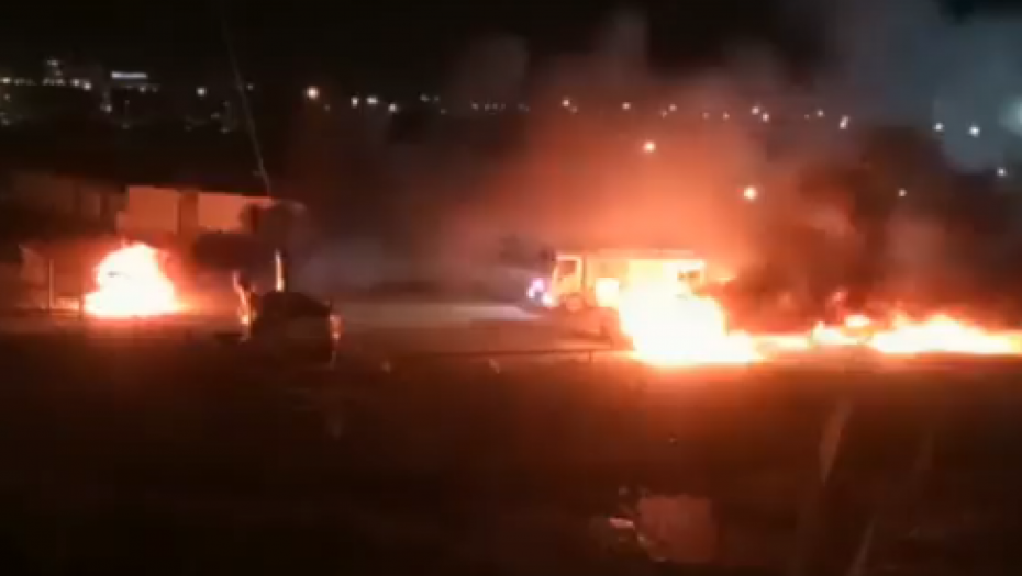 STRAŠNE SCENE Navijači zapalili pet automobila ispred stadiona (VIDEO)