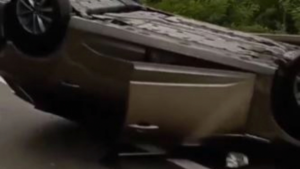 SUDAR KOD UŠĆA Obustavljen saobraćaj na deonici Kraljevo-Raška, automobil na krovu, više povređenih (VIDEO)