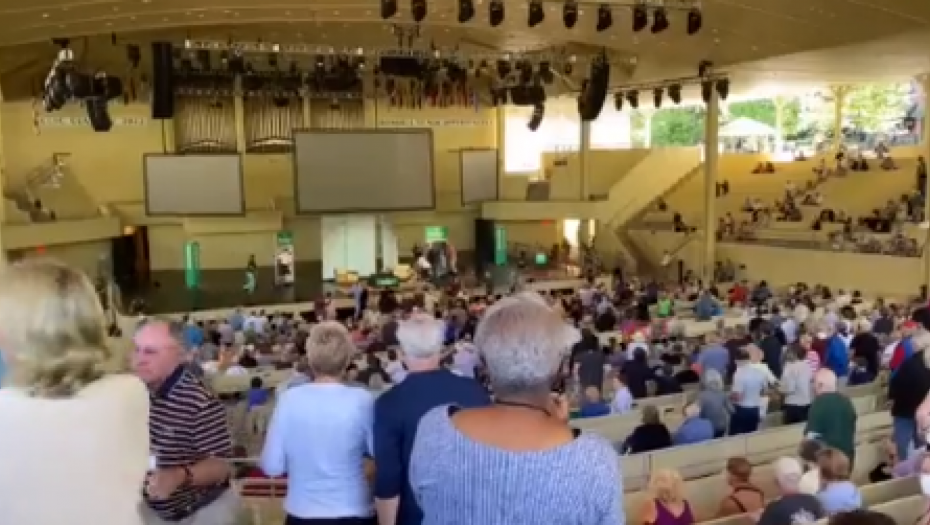 (UZNEMIRUJUĆI VIDEO) SLAVNI PISAC IZBODEN NA BINI Islamisti ga vrebali 30 godina, napadnut tokom predavanja