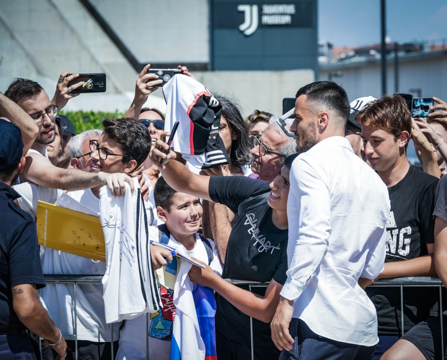 DOBRO JUTRO, BRATE Novi saigrači Filipa Kostića dočekali Srbina u Juventusu (VIDEO)