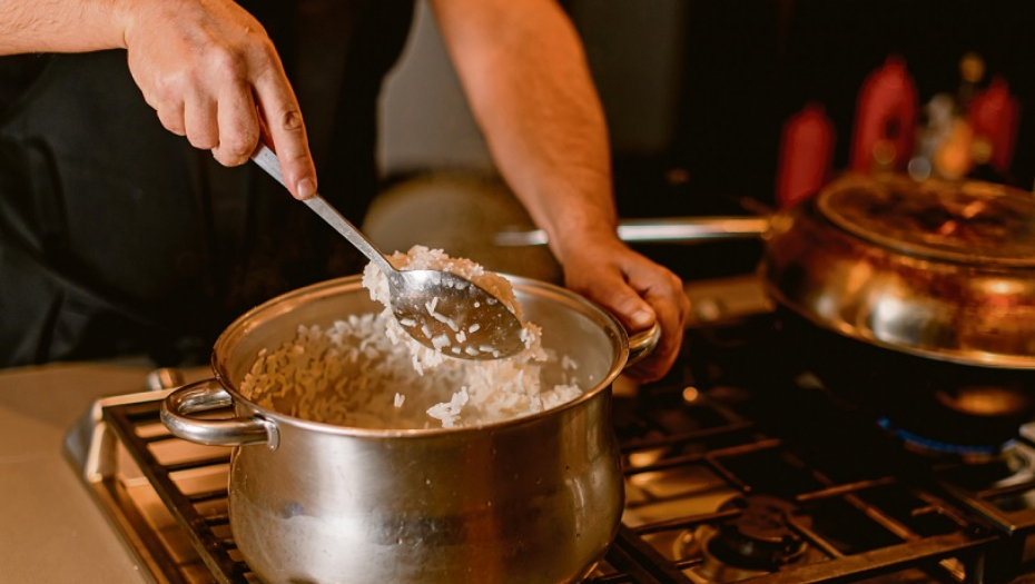 KAO ZLATO Na Tviteru se rasplamsala rasprava: Pa je’ l može pilav bez pirinča? Riža skuplja od 2 cela pileta!