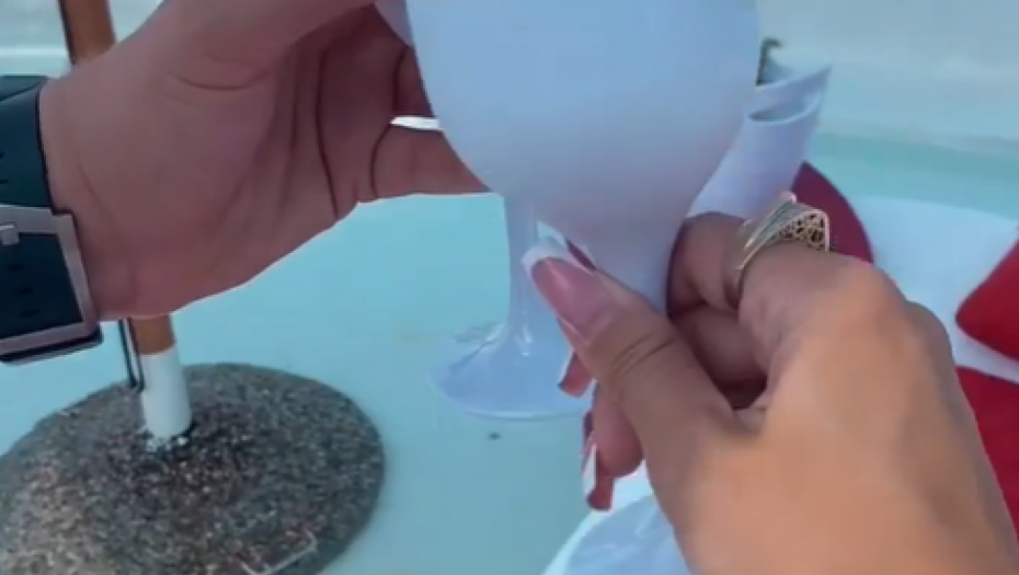 Dalila i njen novi dečko uživaju