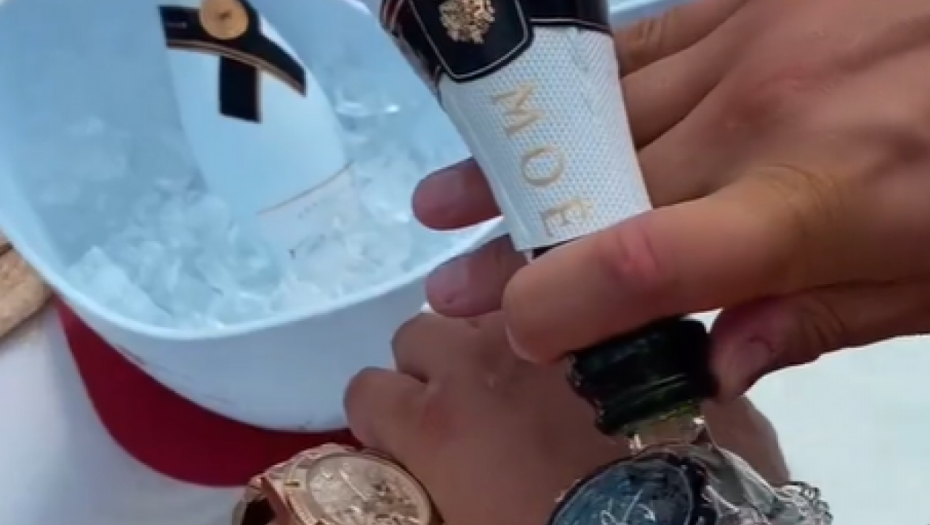 Dalila i njen novi dečko uživaju