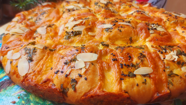 FINA, MEKANA KAO PUFNICA Saće pogača sa kačkavaljem, zadovoljstvo u svakom zalogaju (VIDEO)