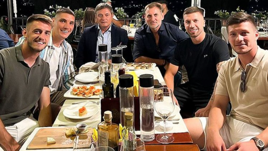 ZAJEDNIČKA VEČERA "Orlovi" u restoranu uživali sa selektorom Piksijem posle pobede Fjorentine (FOTO)