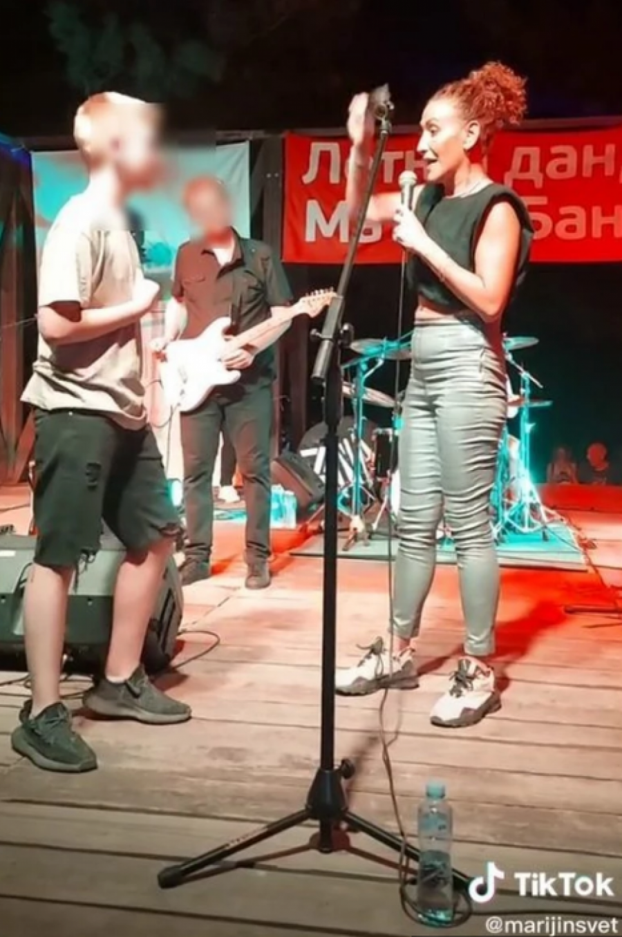 BACIO JOJ PARE NA BINU, ONA PREKINULA NASTUP Haos srpske pevačice, očitala mu lekciju pred publikom, nije mogla da se kontroliše