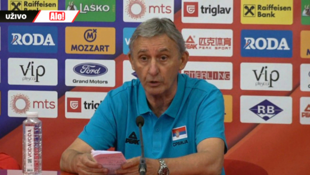 SVETISLAV PEŠIĆ SE OBRATIO NACIJI Trpeo sam kritike i vređanja i pre 20 godina, zahvalio sam se Teodosiću kao i on meni