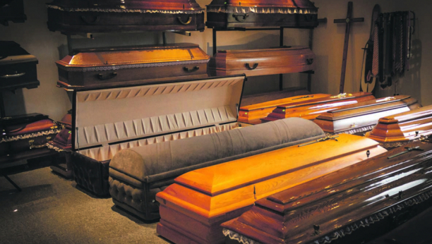 SRPSKI OBIČAJI KADA NEKO PREMINE Evo šta se stavlja u sanduk pokojnika na sahrani, tu obično svi greše