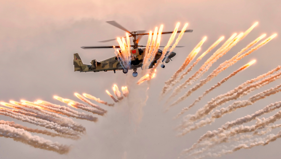 "NEVOĐENE RAKETE, MITRALJESKA VATRA..." Ruski Mi-8 u jurnjavi za ukrajinskim dronovima (VIDEO)