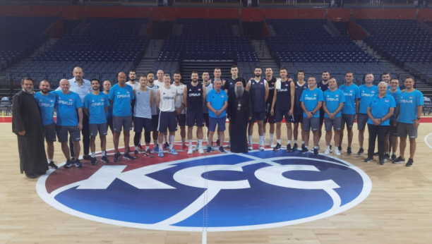 Patrijarh Porfirije posetio srpske košarkaše, jedan igrač fali na slici (FOTO)