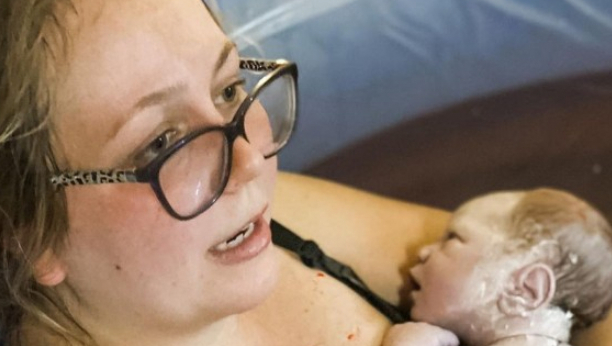 POROĐAJ JE PRENOSILA UŽIVO NA INSTAGRAMU: Priča mame koja je rađala dete pred 13.000 ljudi nas je fascinirala