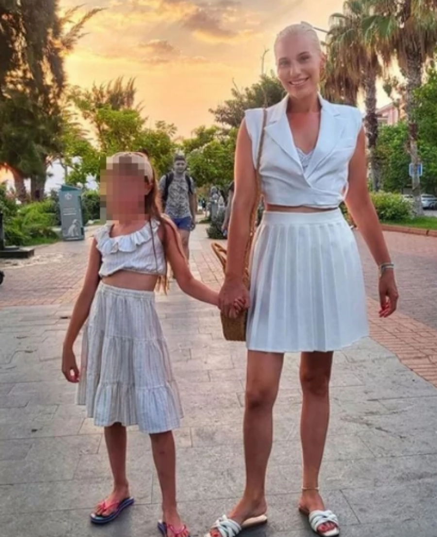 VODITELJKA SE BAŠKARI U TURSKOJ Marija Veljković se razvela, a evo sa kim letuje i od koga se ne odvaja