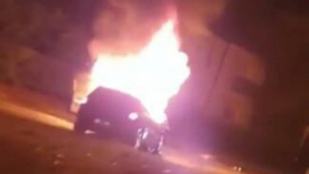AUTOMOBIL IZLETEO SA KOLOVOZA, PA SE ZAKUCAO U BANDERU Drama na Voždovcu - automobil se nakon udara zapalio