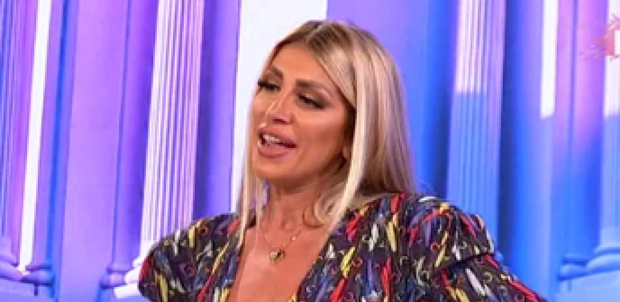 MISTERIOZNI GOSPODIN JOJ OSTAVIO OVAJ POKLON Dalila Dragojević ima novog udvarača, on poznaje njenog oca?