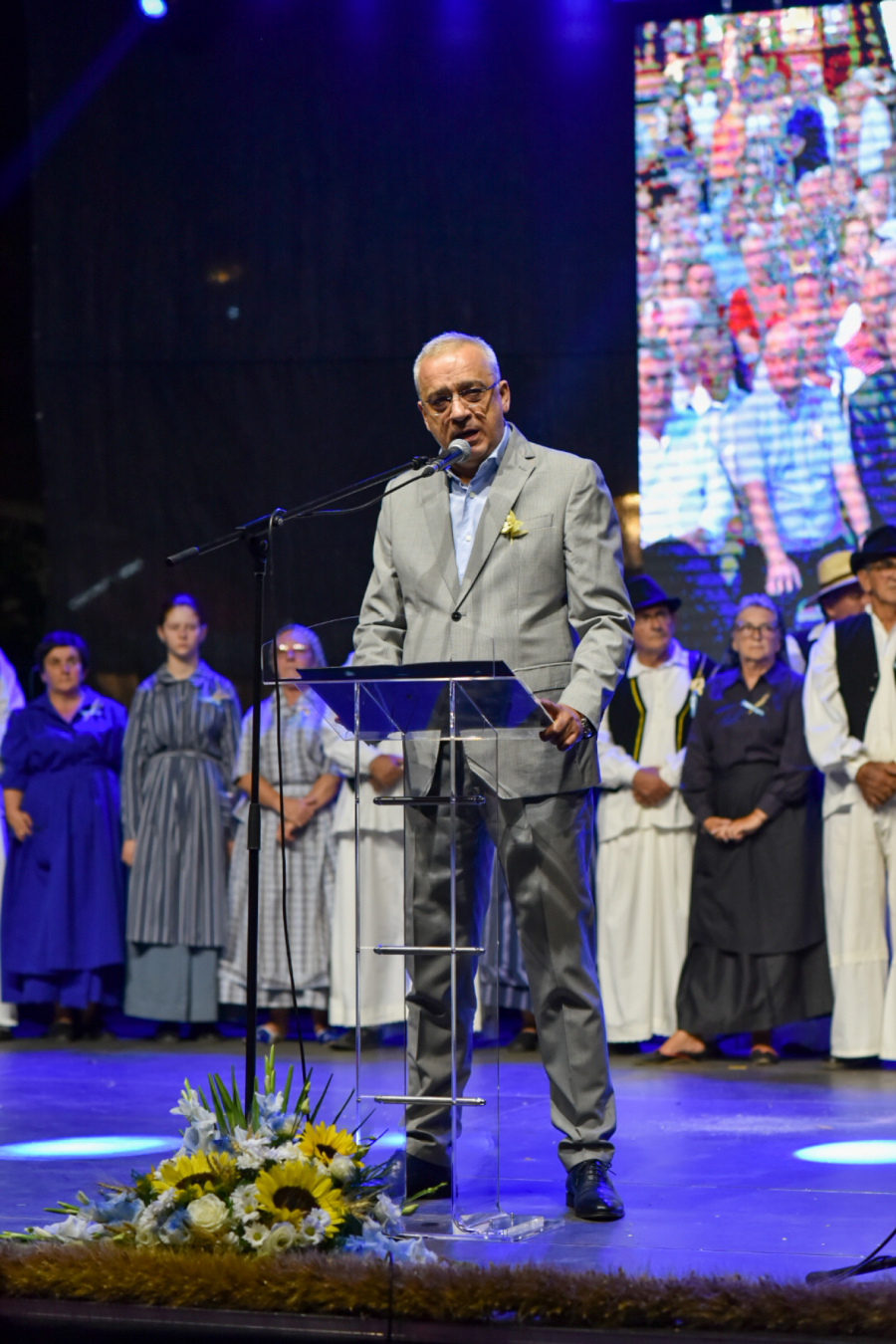 Na obeležavanju „Dana Dužijance“ gradonačelniku Bakiću u znak zahvalnosti predat hleb od novog žita (FOTO)