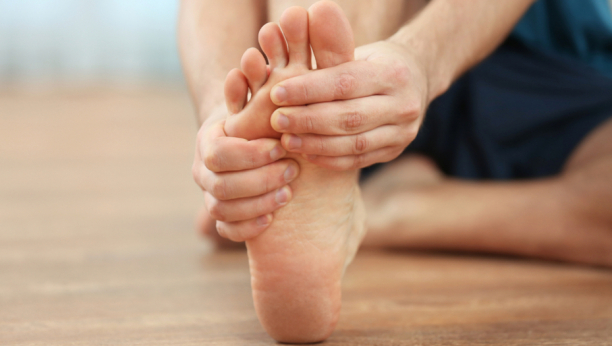 NEOČEKIVANI SIMPTOM SE KRIJE NA TELU Pogledajte u stopala i otkrijte da li bolujete od ove bolesti