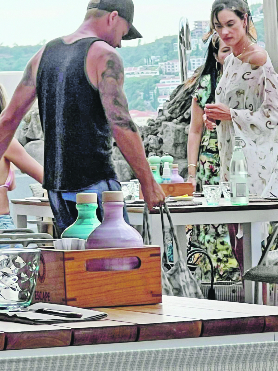 EKSKLUZIVNI PAPARAZZO Ambrozio uživa s mlađim frajerom u Crnoj Gori!