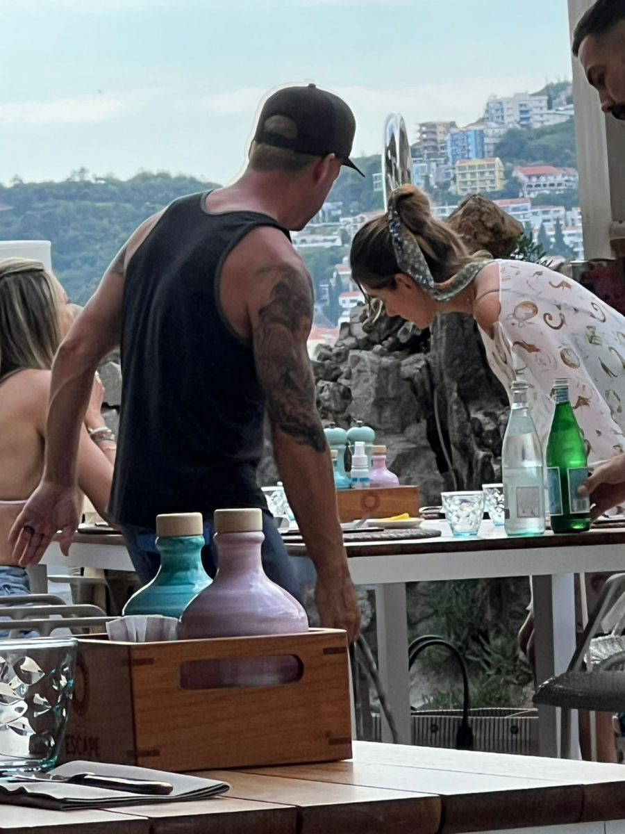 EKSKLUZIVNI PAPARAZZO Ambrozio uživa s mlađim frajerom u Crnoj Gori!