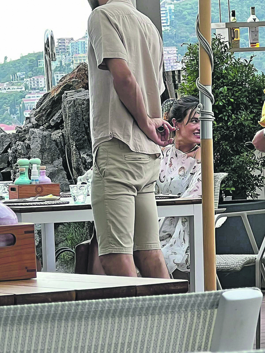 EKSKLUZIVNI PAPARAZZO Ambrozio uživa s mlađim frajerom u Crnoj Gori!