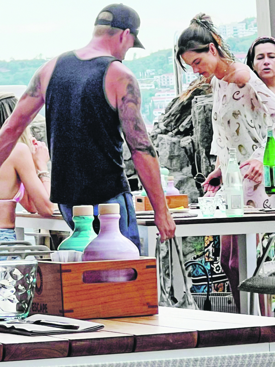 EKSKLUZIVNI PAPARAZZO Ambrozio uživa s mlađim frajerom u Crnoj Gori!