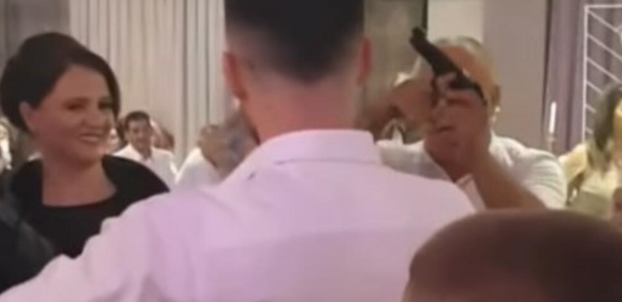 PEVAČU PUCALI PORED GLAVE Pevao na svadbi, a onda je on izvadio pištolj (VIDEO)