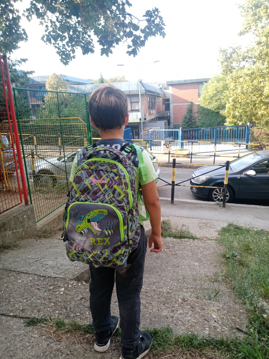 SKUPO ZNANJE-RANAC TEŽAK 7 KILA I DO 200 EVRA Za najosnovnije, knjige, sveske i školski pribor, evo koliko treba tačno izdvojiti!