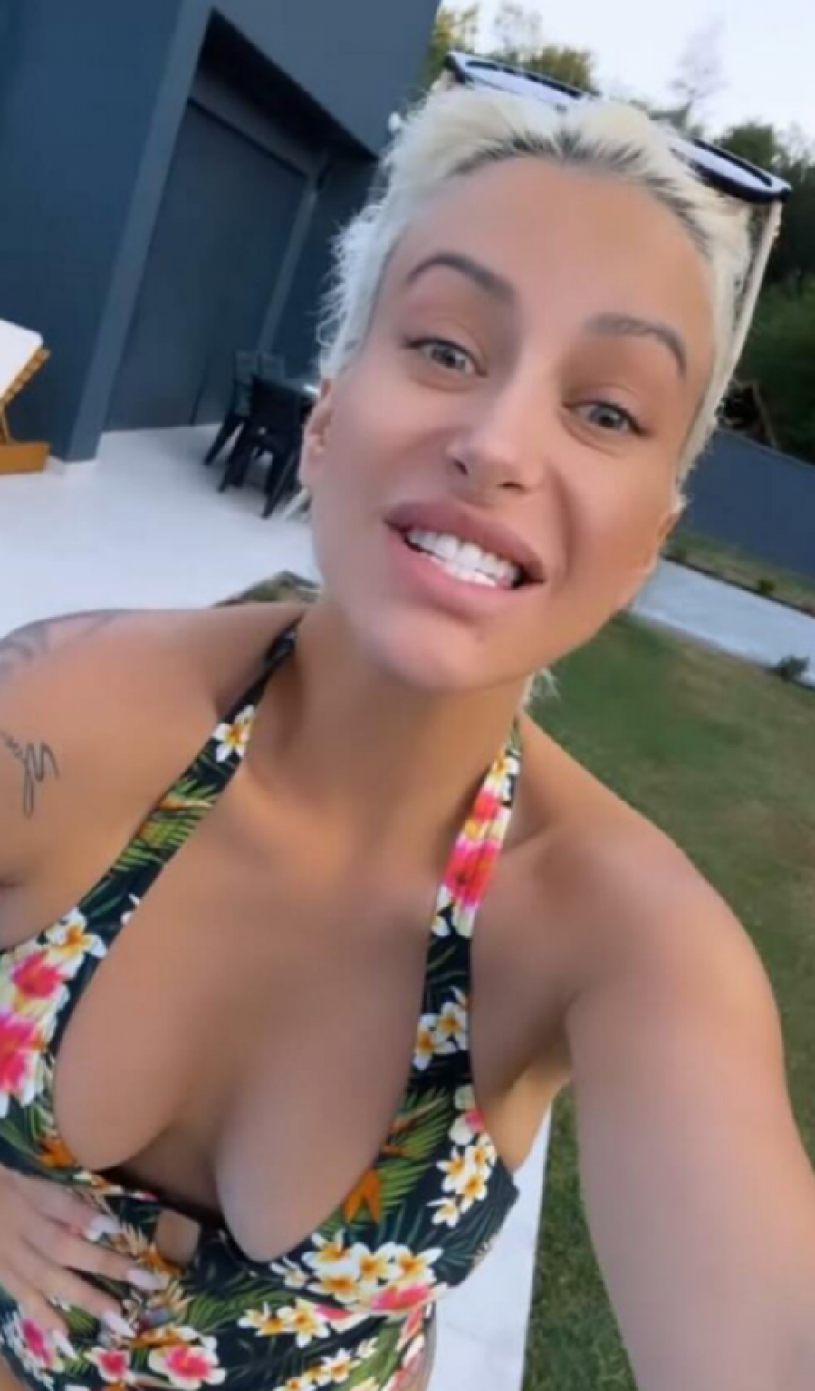 VODITELJKA ZADRUGE ODUZIMA DAH Skinula se Dušica Jakovljević, grudi stavila u prvi plan, komentari samo pljušte (VIDEO)