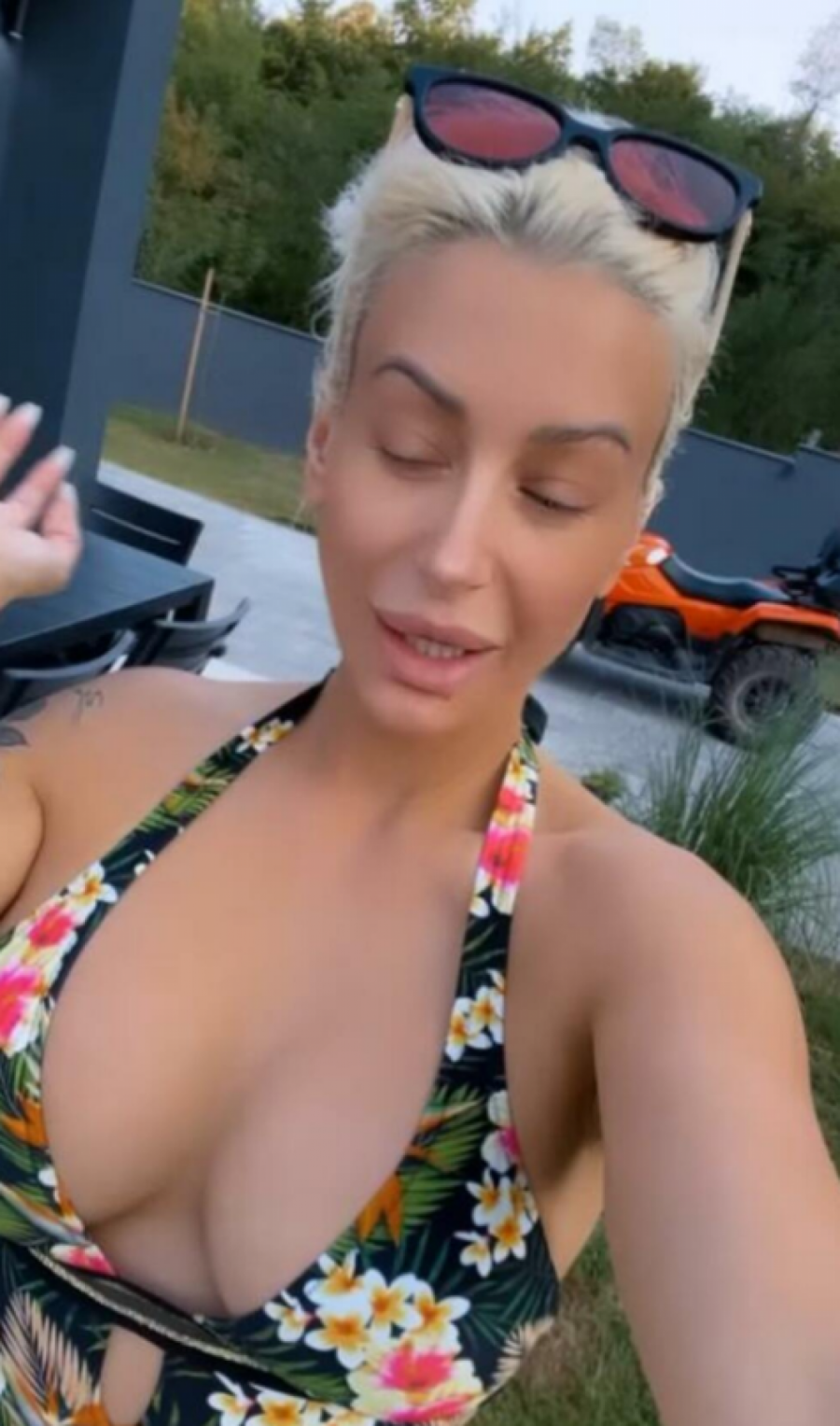 VODITELJKA ZADRUGE ODUZIMA DAH Skinula se Dušica Jakovljević, grudi stavila u prvi plan, komentari samo pljušte (VIDEO)