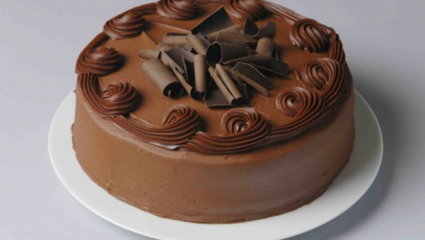 SOČNA I KREMASTA POSLASTICA Čokoladna fantazija, torta dostojna kraljeva