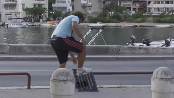 MLADIĆ U OMIŠU RAZBIO PLOČU SA ĆIRILIČNIM NATPISOM Gnusnim delom momak poručio: „Držite to na drugoj strani Drine“ (VIDEO)