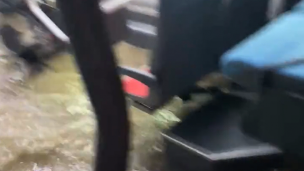 SRCE EVROPE POD VODOM! Nezapamćen potop, ljudi "plivali" po metrou (VIDEO)