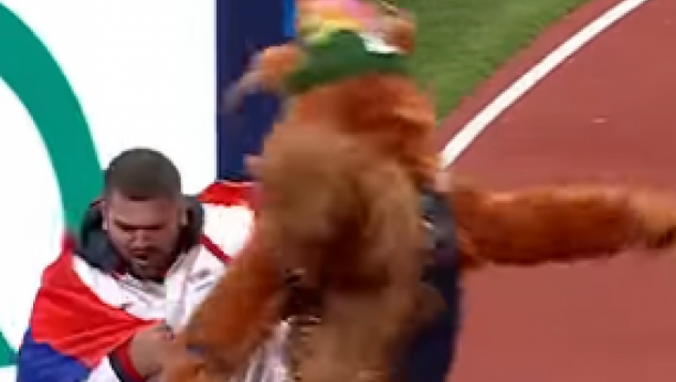 ŠTA OVO BI? Maskota udarila na našeg diva: Sudar i let na zemlju (VIDEO)