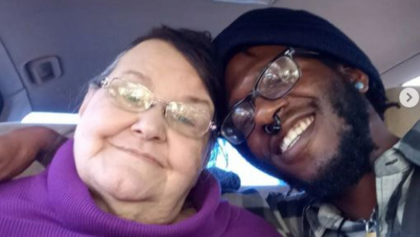 MLAĐI JE OD NJENIH UNUKA I TVRDI DA JE VOLI Zaljubio se u nju jer ga podseća na njegovu babu za koju je bio vezan kao dete