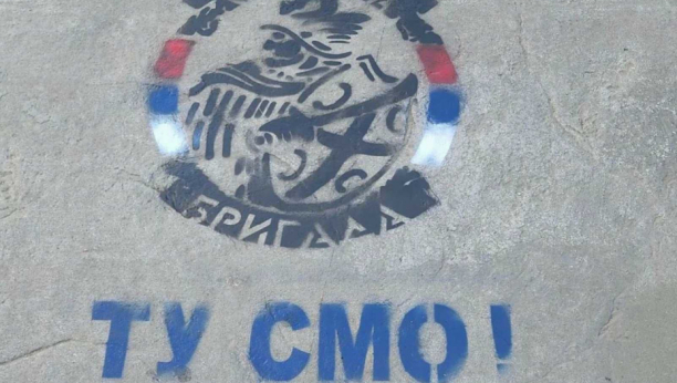 "NE BRINITE, TU SMO, ČEKAMO" U Kosovskoj Mitrovici osvanuli grafiti, panika na Kurtijevim društvenim mrežama (FOTO)