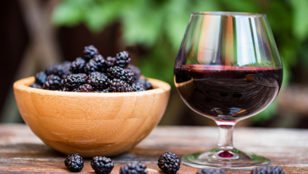 OD LEPŠE KOŽE DO BOLJEG SNA Ovo su prednosti ispijanja čaše crnog vina svaki dan