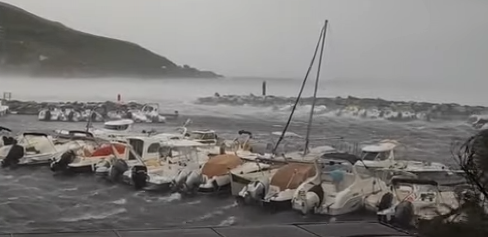 VETAR OBARAO DRVEĆE, DUVAO BRZINOM 224 KM/H! Raste broj žrtava nevremena na Korzici, olujni front ide prema Italiji (VIDEO)