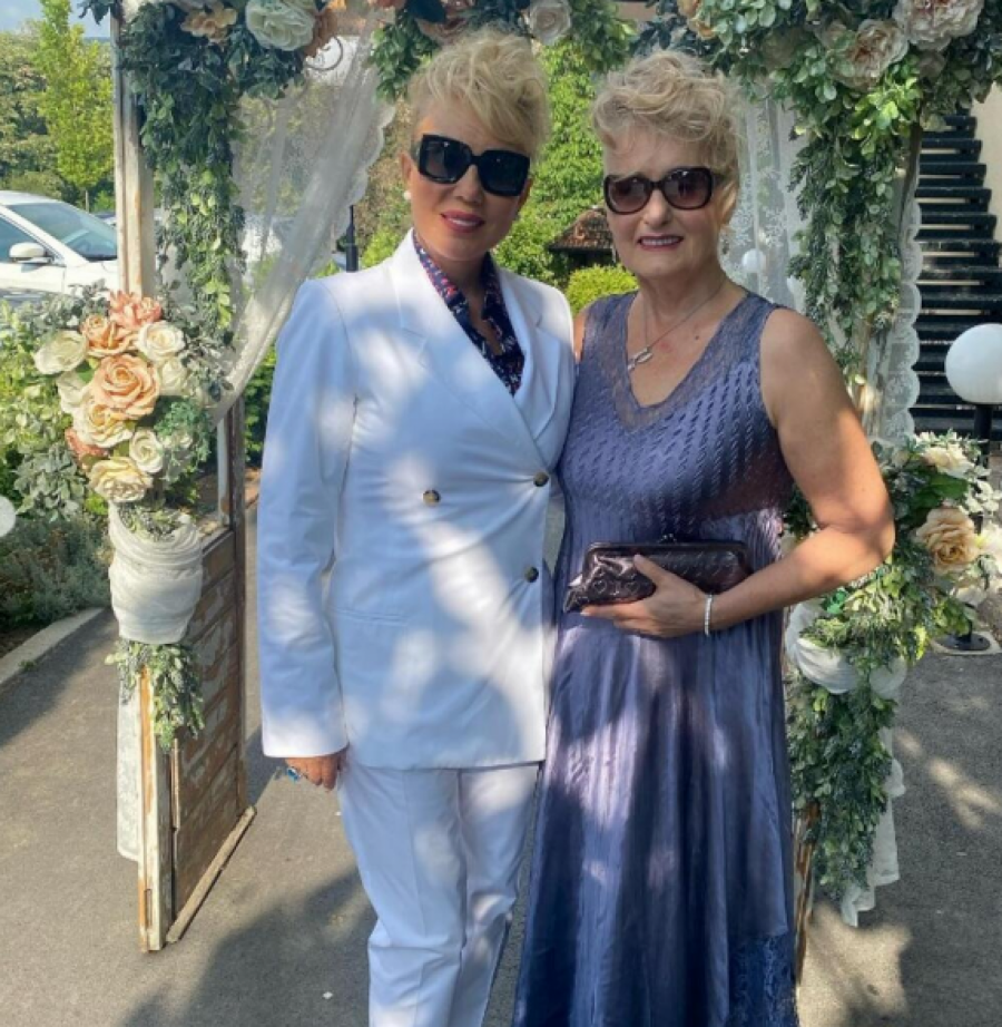 NA SILU SU IH RAZDVOJILI, A SADA SE NE ODVAJAJU Lepa Brena uživa sa sestrom na luksuznoj jahti, a društvo im pravi i ova pevačica