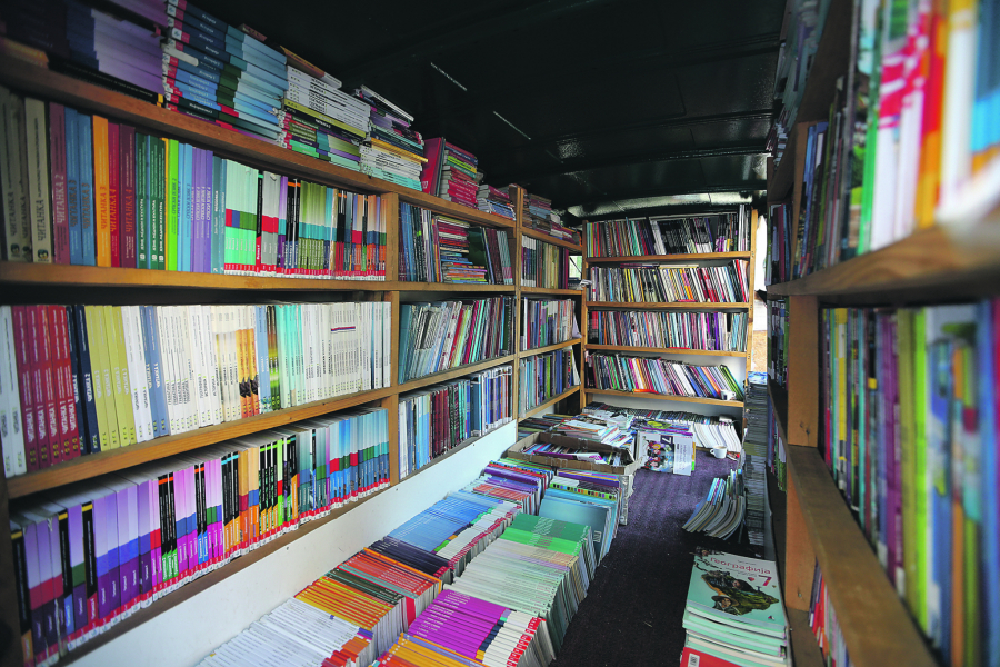 U KOSOVSKOJ KOMPLET KNJIGA VEĆ OD 2.000 DINARA Ovo je detaljan cenovnik udžbenika za sve školarce, prodavci su već spremni