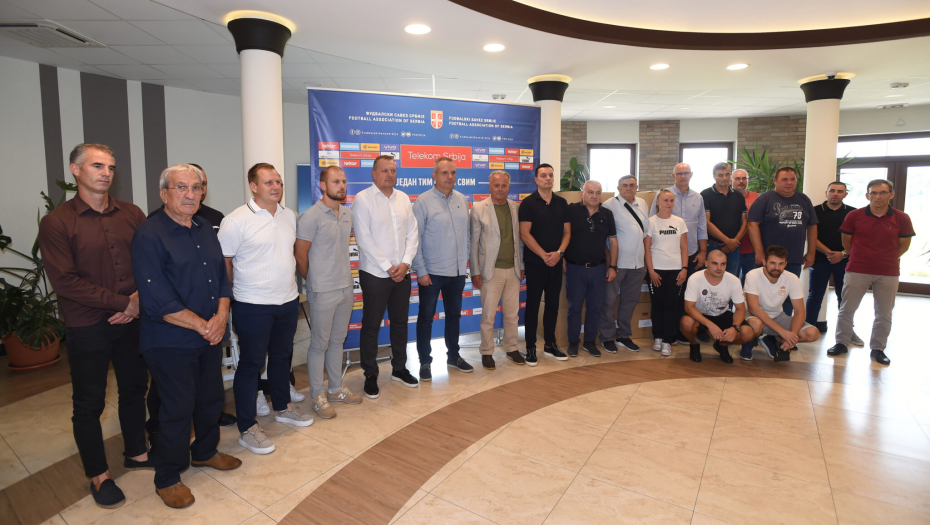 FSS u Backoj Topoli donirao opremu za 17 fudbalskih klubova