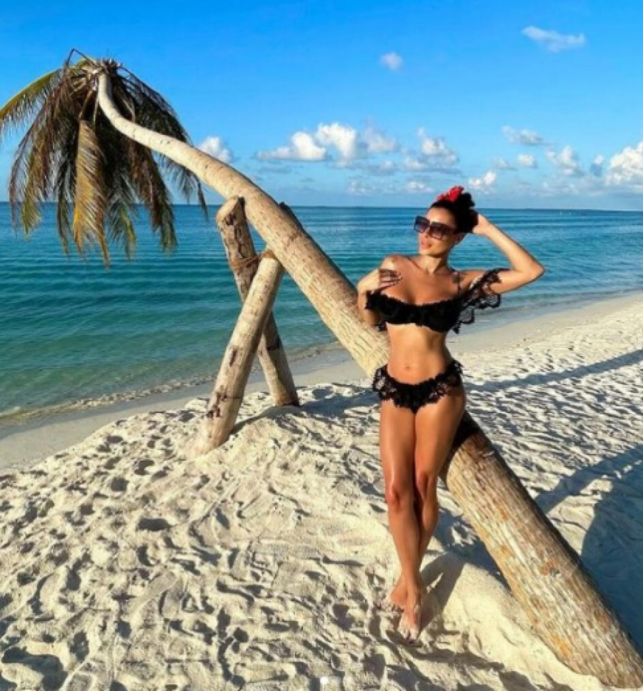 MIA BORISAVLJEVIĆ OVAKO IZGLEDA BEZ FOTOŠOPA Pevačica se snimila u bikiniju, i pokazala kakvo je njeno telo zaista